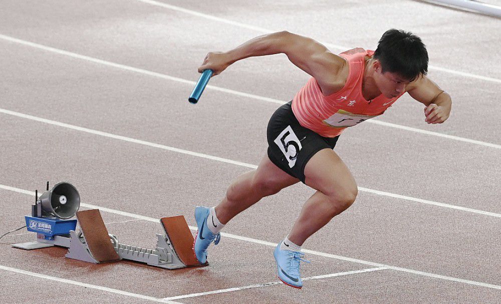 豹子丁冲一双铁拳著名江湖，与两位伴侣常无意及张聋子受聘护送一位病人前去京城叶神医处求医。因病情求助紧急，须取道卷云山，但卷云山响马占据，恶魔群集，近十年无人敢颠末。 在上山途中丁冲等人碰到无数陷井、危机，凭仗三人的机灵和超人的武功，破了一阵又一阵，闯了一关又一关，到最后内幕令三人年夜出料想......